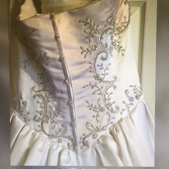 Beautiful beaded wedding dress. - Picture 2 of 5